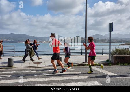 Baiona, Pontevedra, Galice, Espagne ; 26 mars 2023; public applaudissant les coureurs très fatigués de la course populaire qui va de Vigo à Baiona, le Vig Banque D'Images