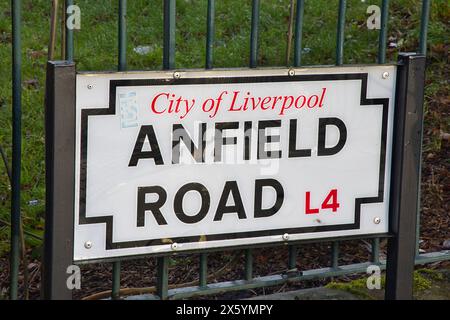 Angleterre, Liverpool - 29 décembre 2023 : panneau de rue Anfield Road. Banque D'Images