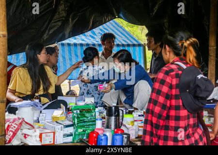 Myawaddy, Myanmar. 11 mai 2024. L'étudiant en médecine du mouvement de désobéissance civile (CDM) et le bénévole sont vus organiser la médecine. Les réfugiés de guerre de Myawaddy vivent dans la forêt à cause de la guerre entre le groupe de résistance et l'armée birmane. L'armée birmane a utilisé des bombes à moteur et des frappes aériennes. Par conséquent, beaucoup de gens fuient l'endroit où ils vivaient. Certaines personnes qui pouvaient se permettre les charges coûteuses fuient à Mae sot, en Thaïlande. Mais pour les gens qui ne pouvaient pas se les permettre, ils vivaient dans la Jungle. Crédit : SOPA images Limited/Alamy Live News Banque D'Images