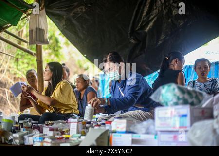 Myawaddy, Myanmar. 11 mai 2024. L'étudiant en médecine du mouvement de désobéissance civile (CDM) et le bénévole sont vus organiser la médecine. Les réfugiés de guerre de Myawaddy vivent dans la forêt à cause de la guerre entre le groupe de résistance et l'armée birmane. L'armée birmane a utilisé des bombes à moteur et des frappes aériennes. Par conséquent, beaucoup de gens fuient l'endroit où ils vivaient. Certaines personnes qui pouvaient se permettre les charges coûteuses fuient à Mae sot, en Thaïlande. Mais pour les gens qui ne pouvaient pas se les permettre, ils vivaient dans la Jungle. Crédit : SOPA images Limited/Alamy Live News Banque D'Images