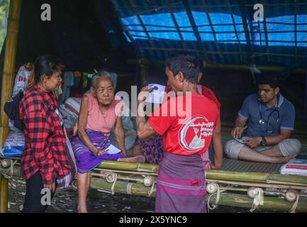 Myawaddy, Myanmar. 11 mai 2024. Les gens qui fuient la guerre de Myawaddy sont vus attendre pour obtenir les services médicaux. Les réfugiés de guerre de Myawaddy vivent dans la forêt à cause de la guerre entre le groupe de résistance et l'armée birmane. L'armée birmane a utilisé des bombes à moteur et des frappes aériennes. Par conséquent, beaucoup de gens fuient l'endroit où ils vivaient. Certaines personnes qui pouvaient se permettre les charges coûteuses fuient à Mae sot, en Thaïlande. Mais pour les gens qui ne pouvaient pas se les permettre, ils vivaient dans la Jungle. Crédit : SOPA images Limited/Alamy Live News Banque D'Images