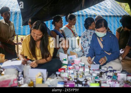 Myawaddy, Myanmar. 11 mai 2024. L'étudiant en médecine du mouvement de désobéissance civile (CDM) vu arranger la médecine. Les réfugiés de guerre de Myawaddy vivent dans la forêt à cause de la guerre entre le groupe de résistance et l'armée birmane. L'armée birmane a utilisé des bombes à moteur et des frappes aériennes. Par conséquent, beaucoup de gens fuient l'endroit où ils vivaient. Certaines personnes qui pouvaient se permettre les charges coûteuses fuient à Mae sot, en Thaïlande. Mais pour les gens qui ne pouvaient pas se les permettre, ils vivaient dans la Jungle. (Photo de Kaung Zaw Hein/SOPA images/Sipa USA) crédit : Sipa USA/Alamy Live News Banque D'Images