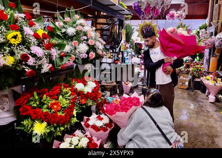 Los Angeles, États-Unis. 12 mai 2024. Les acheteurs visitent un fleuriste dans le centre-ville de Los Angeles, Californie, États-Unis, le 11 mai 2024. La fête des mères tombe le 12 mai de cette année. Crédit : Xinhua/Alamy Live News Banque D'Images