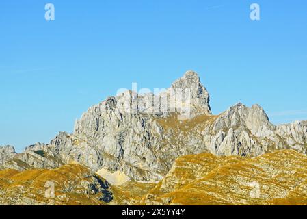 Le point culminant du parc national de Durmitor, le sommet de Bobotov Kuk, avec un ciel bleu en toile de fond. Paysage du nord du Monténégro. Banque D'Images