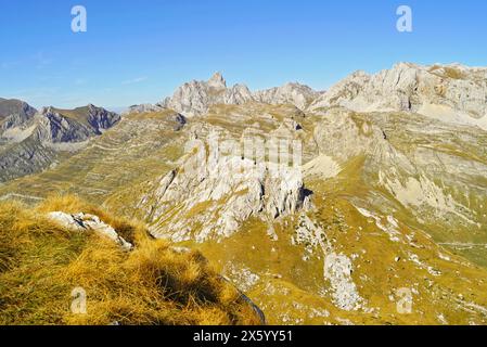 Relief à Durmitor, Monténégro : vue du sommet de Sedlena Greda à Bobotov Kuk et d'autres sommets du parc national Banque D'Images