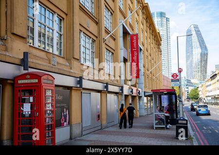 Kings College London, campus de waterloo sur la rue Stamford dans le bâtiment Franklin Wilkins, Londres, Angleterre, Royaume-Uni, 2023, avec un bâtiment Blackfriars derrière Banque D'Images