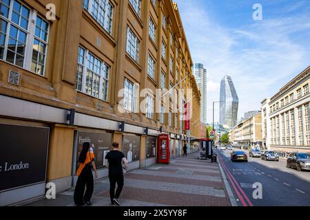 Kings College London, campus de waterloo sur la rue Stamford dans le bâtiment Franklin Wilkins, Londres, Angleterre, Royaume-Uni, 2023, avec un bâtiment Blackfriars derrière Banque D'Images