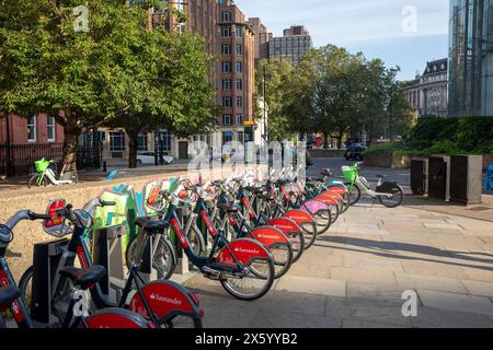 Santander a parrainé des vélos pour la location et amarré dans un hub, centre-ville de Londres, Angleterre, Royaume-Uni Banque D'Images