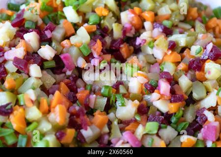 Une salade savoureuse nommée vinaigrette - une salade traditionnelle ukrainienne et russe de légumes. Plat végétarien. Nourriture végétalienne avec oignon vert, pommes de terre bouillies Banque D'Images