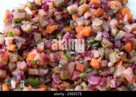 Une salade savoureuse nommée vinaigrette - une salade traditionnelle ukrainienne et russe de légumes. Plat végétarien. Nourriture végétalienne avec oignon vert, pommes de terre bouillies Banque D'Images