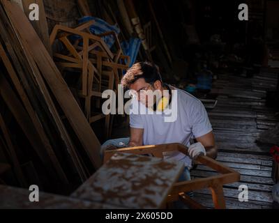 Charpentier professionnel heureux de travailler à la fabrication de meubles d'artisanat du bois dans l'atelier de bois look professionnel de haute compétence faisant des meubles. chefs-d'œuvre . Banque D'Images