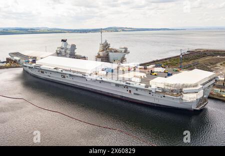 Navire de la Royal Navy : porte-avions HMS Prince of Wales (R09) en construction au chantier naval Babcock Marine à Rosyth Dockyard à Fife, Écosse, Royaume-Uni Banque D'Images