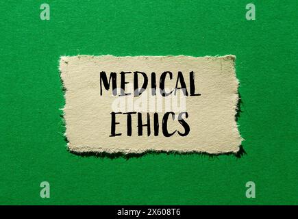 Mots d'éthique médicale écrits sur papier déchiré avec fond vert. Symbole conceptuel de l'éthique médicale. Copier l'espace. Banque D'Images