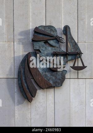 Les échelles contemporaines de justice du sculpteur Leo Higgins (1951-2022), Criminal courts of Justice, Parkgate Street, Dublin City, Irlande Banque D'Images