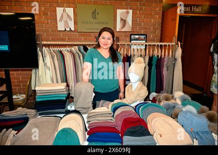 Hôtel de ville de Kensington, LONDRES, ANGLETERRE, Royaume-Uni - 11 MAI 2024 : Tates Cashmere Stall au Young Diplomats de Londres (YDL) présente un événement caritatif appelé 'Weaving International Fashion - National Dress Catwalk'. représentant plus de 17 ambassades dans le, chacune reflétant son patrimoine culturel unique. Le Young Diplomats in London Fashion Show a eu raison. En cette ère d'immigration, chaque culture est fière de la tradition représentée par ses propres hommes et femmes. Les gens devraient réfléchir à deux fois avant de choisir d'émigrer. En tant qu'immigrant, nous avons renoncé à notre statut et à nos droits de naissance, mais ils l'ont maintenu Banque D'Images