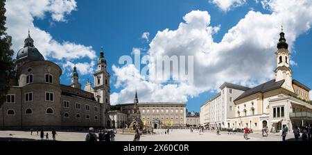 Salzbourg, Autriche, 15 août 2022. Photo panoramique grand format de la place Residenzplatz, la plus grande. Au centre se trouve la belle fontaine Wit Banque D'Images