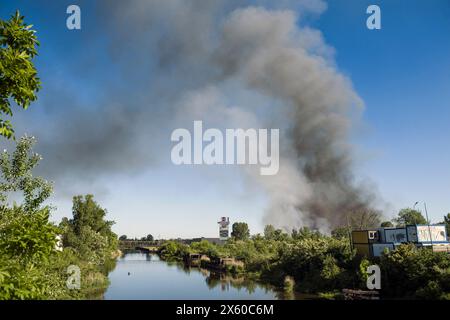 Fumée noire massive vue dans le ciel au-dessus du centre commercial Marywilska 44 en feu à Varsovie. Incendie massif au centre commercial Marywilska 44 dans le quartier Bia?oleka de Varsovie. Selon le Service national des pompiers, il y a 50 brigades de pompiers sur place, avec un total de près de 300 pompiers qui y travaillent, y compris de l'unité chimique. L'eau est tirée d'un canal voisin pour éteindre le feu. Environ 1400 magasins sont complètement brûlés jusqu'à présent. Les résidents de Varsovie et des environs ont reçu une alerte du centre de sécurité du gouvernement, les exhortant à rester chez eux et à fermer leurs fenêtres. (Photo b Banque D'Images