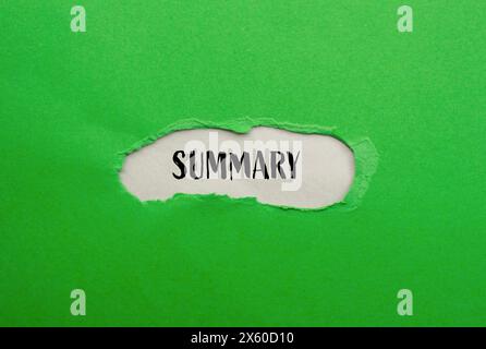Mot sommaire écrit sur papier vert déchiré avec fond gris. Symbole de mot résumé conceptuel. Copier l'espace. Banque D'Images