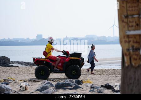 Sauveteurs sur New Brighton Beach sur le Wirral, Merseyside. Date de la photo : dimanche 12 mai 2024. Banque D'Images