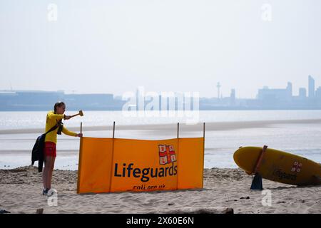 Les sauveteurs ont installé New Brighton Beach sur le Wirral, Merseyside. Date de la photo : dimanche 12 mai 2024. Banque D'Images