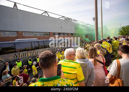 Carrow Road, Norwich le dimanche 12 mai 2024. Les supporters du Norwich City Football Club avec leur bus d'équipe arrivant avant le Sky Bet Championship disputent la demi finale 1st Leg entre Norwich City et Leeds United à Carrow Road, Norwich le dimanche 12 mai 2024. (Photo : David Watts | mi News) crédit : MI News & Sport /Alamy Live News Banque D'Images