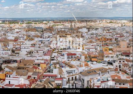 Vue aérienne panoramique depuis le sommet de la tour Giralda à Séville, Espagne, vers le nord en direction du pont Alamillo Banque D'Images