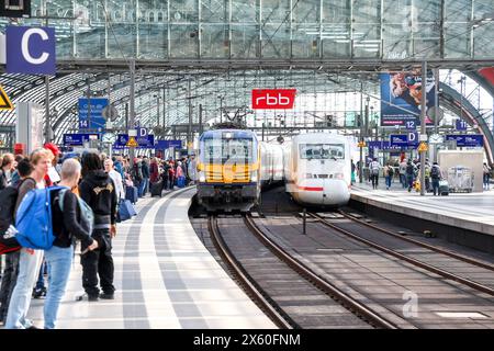 Eisenbahnverkehr - Berlin Hauptbahnhof - Intercity Zug nach Amsterdam Centraal. Die IC von Berlin nach Amsterdam werden gemeinsam von der Deutschen Bahn und der Nederlandse Spoorwegen NS betrieben. Die Siemens Vectron Lokomotive der NS ist vor deutsche Intercity 1 Wagen gespannt. Berlin, DEU, Deutschland, 08.05.2024 *** trafic ferroviaire Gare centrale de Berlin train Intercity à Amsterdam Centraal les IC de Berlin à Amsterdam sont exploités conjointement par Deutsche Bahn et Nederlandse Spoorwegen NS la locomotive Siemens Vectron de NS est attelée devant les voitures allemandes Intercity 1 Berlin, DEU, Germa Banque D'Images