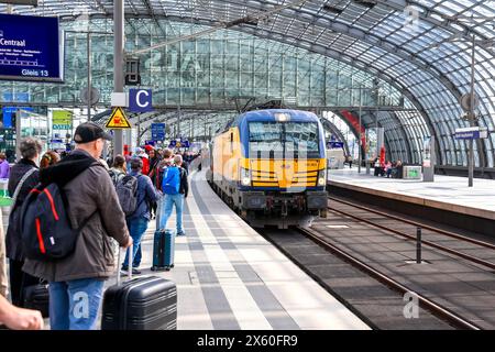 Eisenbahnverkehr - Berlin Hauptbahnhof - Intercity Zug nach Amsterdam Centraal. Die IC von Berlin nach Amsterdam werden gemeinsam von der Deutschen Bahn und der Nederlandse Spoorwegen NS betrieben. Die Siemens Vectron Lokomotive der NS ist vor deutsche Intercity 1 Wagen gespannt. Berlin, DEU, Deutschland, 08.05.2024 *** trafic ferroviaire Gare centrale de Berlin train Intercity à Amsterdam Centraal les IC de Berlin à Amsterdam sont exploités conjointement par Deutsche Bahn et Nederlandse Spoorwegen NS la locomotive Siemens Vectron de NS est attelée devant les voitures allemandes Intercity 1 Berlin, DEU, Germa Banque D'Images