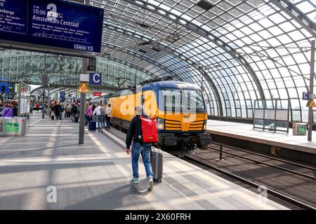 Eisenbahnverkehr - Berlin Hauptbahnhof - Intercity Zug nach Amsterdam Centraal. Die IC von Berlin nach Amsterdam werden gemeinsam von der Deutschen Bahn und der Nederlandse Spoorwegen NS betrieben. Die Siemens Vectron Lokomotive der NS ist vor deutsche Intercity 1 Wagen gespannt. Berlin, DEU, Deutschland, 08.05.2024 *** trafic ferroviaire Gare centrale de Berlin train Intercity à Amsterdam Centraal les IC de Berlin à Amsterdam sont exploités conjointement par Deutsche Bahn et Nederlandse Spoorwegen NS la locomotive Siemens Vectron de NS est attelée devant les voitures allemandes Intercity 1 Berlin, DEU, Germa Banque D'Images