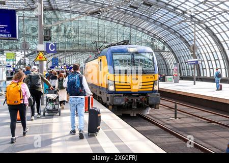 Eisenbahnverkehr - Berlin Hauptbahnhof - Intercity Zug nach Amsterdam Centraal. Die IC von Berlin nach Amsterdam werden gemeinsam von der Deutschen Bahn und der Nederlandse Spoorwegen NS betrieben. Die Siemens Vectron Lokomotive der NS ist vor deutsche Intercity 1 Wagen gespannt. Berlin, DEU, Deutschland, 08.05.2024 *** trafic ferroviaire Gare centrale de Berlin train Intercity à Amsterdam Centraal les IC de Berlin à Amsterdam sont exploités conjointement par Deutsche Bahn et Nederlandse Spoorwegen NS la locomotive Siemens Vectron de NS est attelée devant les voitures allemandes Intercity 1 Berlin, DEU, Germa Banque D'Images