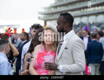 Ascot, Berkshire, Royaume-Uni. 11 mai 2024. Les amateurs de course apprécient le Peroni Nastro Azzurro Victoria Cup Raceday à Ascot Racecourse dans le Berkshire. Crédit : Maureen McLean/Alamy Live News Banque D'Images