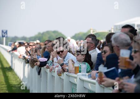 Ascot, Berkshire, Royaume-Uni. 11 mai 2024. Les amateurs de course apprécient le Peroni Nastro Azzurro Victoria Cup Raceday à Ascot Racecourse dans le Berkshire. Crédit : Maureen McLean/Alamy Live News Banque D'Images