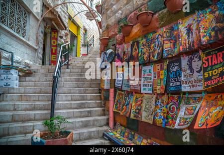 Affiches aléatoires et magazines par la rue à Amman, Jordanie trouvé parmi mon voyage sur une promenade matinale sur 2018 Banque D'Images