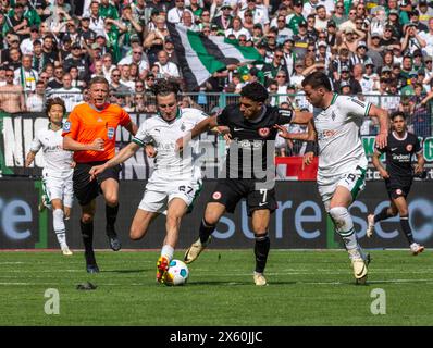 Sports, football, Bundesliga, 2023/2024, Borussia Moenchengladbach v. SG Eintracht Frankfurt 1-1, stade Borussia Park, scène du match, F.L.T.R.T.R., Kou Itakura (MG), arbitre Robert Schroeder, Rocco Reitz (MG), Omar Khaled Marmoush (SGE), Joseph Michael Sally (MG), Fares CHAIBI (SGE), LES RÈGLEMENTS DU LDF INTERDISENT TOUTE UTILISATION DE PHOTOGRAPHIES COMME SÉQUENCES D'IMAGES ET/OU QUASI-VIDÉO Banque D'Images