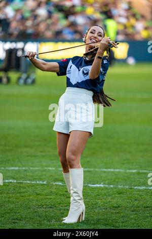 Melbourne, Australie. 12 mai 2024. Melbourne Victory v Melbourne City - 2024 Isuzu UTE A-League finale masculine série - demi finale 1 - AAMI Park. Evangeline, membre du Melbourne Victory FC et violoniste virale, joue dans le rôle de « Seven Nation Army » et de « Freed by Desire » lors de la demi-finale masculine 2024 entre le Melbourne Victory FC et le Wellington Phoenix FC. Crédit photo : James Forrester/Alamy Live News Banque D'Images