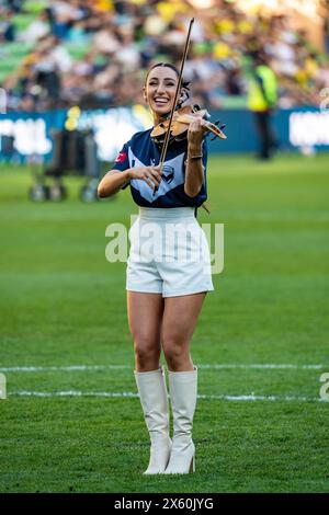 Melbourne, Australie. 12 mai 2024. Melbourne Victory v Melbourne City - 2024 Isuzu UTE A-League finale masculine série - demi finale 1 - AAMI Park. Evangeline, membre du Melbourne Victory FC et violoniste virale, joue dans le rôle de « Seven Nation Army » et de « Freed by Desire » lors de la demi-finale masculine 2024 entre le Melbourne Victory FC et le Wellington Phoenix FC. Crédit photo : James Forrester/Alamy Live News Banque D'Images