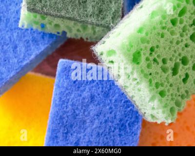 Les essentiels de l'hygiène. Éponges multicolores, vue rapprochée de la texture poreuse. Utilisations pour les articles d'hygiène, le contenu éducatif. Banque D'Images
