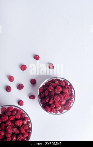 Fraise sauvage déshydratée séchée sur fond blanc copie espace Healthy Snack ingrédient concept de cuisson Banque D'Images