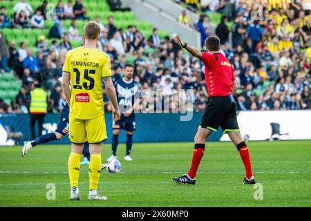 Melbourne, Australie. 12 mai 2024. Melbourne Victory v Melbourne City - 2024 Isuzu UTE A-League finale masculine série - demi finale 1 - AAMI Park. Match Official Adam Kersey marque le début de la demi-finale masculine de A-League 2024 entre Melbourne Victory FC et Wellington Phoenix FC. Crédit photo : James Forrester/Alamy Live News Banque D'Images