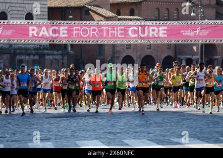 Roma, Italie. 12 mai 2024. Course pour la cure, maratona in sostegno della ricerca per la cura del cancro al seno - Cronaca - Roma, Italia - Domenica, 12 Maggio 2024 (foto Cecilia Fabiano/LaPresse) course pour la cure marathon de charité pour la recherche contre le cancer - Actualités - Rome, Italie - dimanche, 12 mai 2024 (photo Cecilia Fabiano/LaPresse) crédit : LaPresse/Alamy Live News Banque D'Images