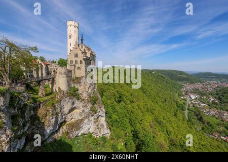 Lichtenstein, Allemagne. 12 mai 2024. Vue sur le château de Lichtenstein dans la Souabe Alb Crédit : Thomas Warnack/dpa/Alamy Live News Banque D'Images