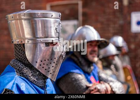 Lewes, Royaume-Uni. 12 mai 2024. Les habitants habillés en chevaliers médiévaux célèbrent la bataille de Lewes de 1264 entre l'armée du roi Henri III et l'armée de Simon de Montfort à Lewes, Sussex, Royaume-Uni. Crédit : Grant Rooney/Alamy Live News Banque D'Images