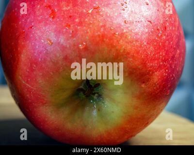 Surface Apple nette. Gros plan montrant la texture croustillante d’une pomme rouge. Banque D'Images