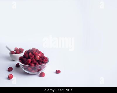 Fraise sauvage déshydratée séchée sur fond blanc copie espace Healthy Snack ingrédient concept de cuisson Banque D'Images