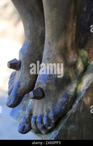 Pieds de Jésus Christ crucifiés. Crucifixion, crucifixion de Jésus de Nazareth, torture de la croix, évangiles, chrétiens, religion chrétienne. Beynac, Banque D'Images