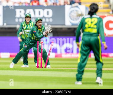 Le gardien pakistanais Muneeba Ali se prépare à affronter Freya Kemp lors de la série internationale Vitality T20 entre l'Angleterre et le Pakistan Banque D'Images