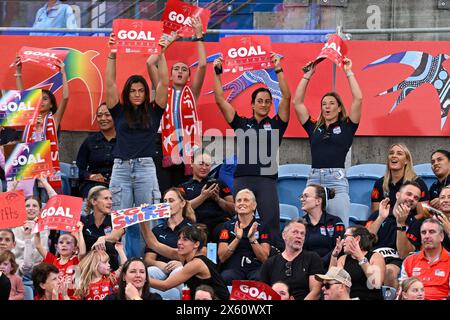 12 mai 2024 ; Ken Rosewall Arena, Sydney, NSW, Australie : Suncorp Super Netball , New South Wales Swifts versus Melbourne Vixens ; NSW State of Origin joueurs encourager les Swifts Banque D'Images