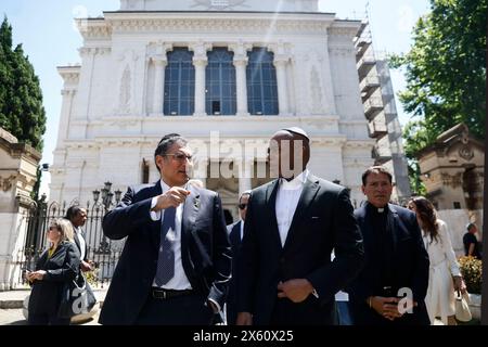 Il Sindaco di New York Eric Adams in visita a Ghetto Ebraico di Roma accompagnato dal presidente della Comunità Ebraica Victor Fadlun è stato accolto prima nella Sinagoga poi è andato a rendere omaggio ad uno striscione con le immagini degli israeliani rapiti - Cronaca - Roma, Italia - Domenica, 12 Maggio 2024 (foto Cecilia Fabiano/LaPresse) le maire de New York Eric Adams visitant le ghetto juif de Rome accompagné du président de la communauté juive Victor Fadlun et du grand rabbin Riccardo Di Segni a d'abord été accueilli dans la synagogue puis est allé rendre hommage à un esprit de bannière Banque D'Images