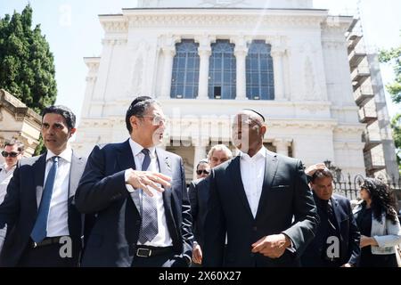 Il Sindaco di New York Eric Adams in visita a Ghetto Ebraico di Roma accompagnato dal presidente della Comunità Ebraica Victor Fadlun è stato accolto prima nella Sinagoga poi è andato a rendere omaggio ad uno striscione con le immagini degli israeliani rapiti - Cronaca - Roma, Italia - Domenica, 12 Maggio 2024 (foto Cecilia Fabiano/LaPresse) le maire de New York Eric Adams visitant le ghetto juif de Rome accompagné du président de la communauté juive Victor Fadlun et du grand rabbin Riccardo Di Segni a d'abord été accueilli dans la synagogue puis est allé rendre hommage à un esprit de bannière Banque D'Images