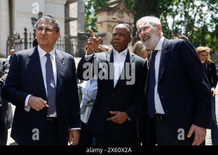 Il Sindaco di New York Eric Adams in visita a Ghetto Ebraico di Roma accompagnato dal presidente della Comunità Ebraica Victor Fadlun è stato accolto prima nella Sinagoga poi è andato a rendere omaggio ad uno striscione con le immagini degli israeliani rapiti - Cronaca - Roma, Italia - Domenica, 12 Maggio 2024 (foto Cecilia Fabiano/LaPresse) le maire de New York Eric Adams visitant le ghetto juif de Rome accompagné du président de la communauté juive Victor Fadlun et du grand rabbin Riccardo Di Segni a d'abord été accueilli dans la synagogue puis est allé rendre hommage à un esprit de bannière Banque D'Images